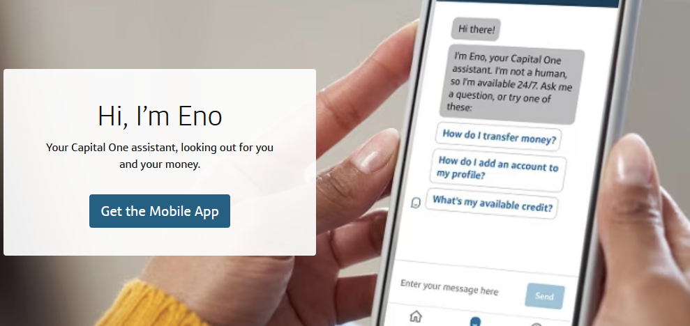 Eine Hand hält ein Smartphone mit dem Capital One Chatbot Eno auf dem Bildschirm. Der Chatbot stellt sich vor mit den Worten: 'Hi, I'm Eno – Your Capital One assistant, looking out for you and your money'. Darunter werden häufig gestellte Fragen wie 'Wie überweise ich Geld?', 'Wie füge ich ein Konto hinzu?' und 'Wie hoch ist mein verfügbarer Kredit?' angezeigt. Ein Button mit der Aufschrift 'Get the Mobile App' ist ebenfalls zu sehen. Eno bietet rund um die Uhr Unterstützung bei Finanzfragen und ist barrierefrei nutzbar.