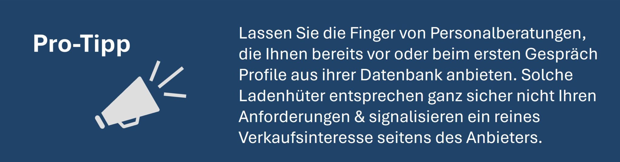 Grafik mit einem Megafon-Symbol und der Überschrift 'Pro-Tipp' auf blauem Hintergrund, die darauf hinweist, Vorsicht bei Personalberatungen walten zu lassen, die bereits vor oder beim ersten Gespräch Profile aus ihrer Datenbank anbieten.