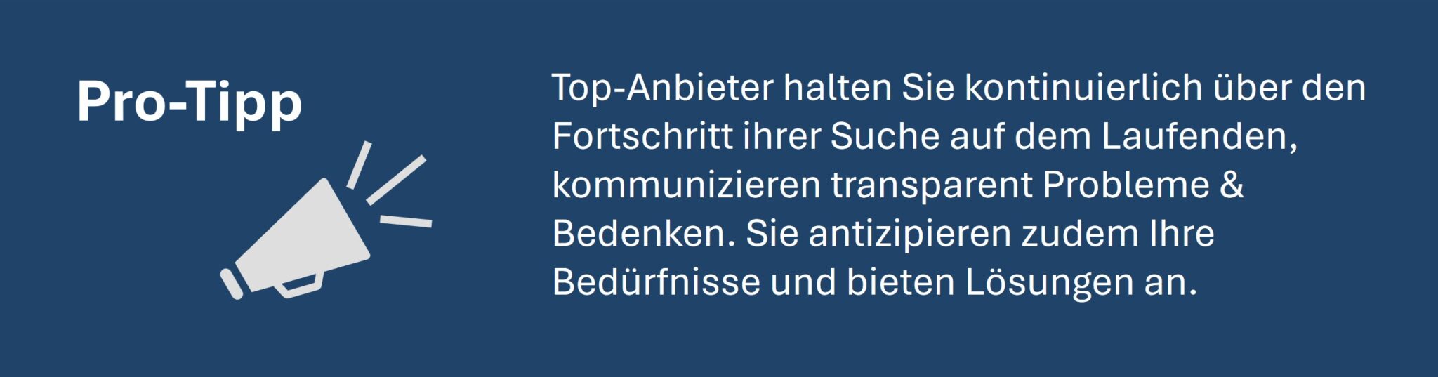 Grafik mit einem Megafon-Symbol und der Überschrift 'Pro-Tipp' auf blauem Hintergrund, die darauf hinweist, dass Top-Anbieter kontinuierlich über den Fortschritt informieren, transparent kommunizieren und Lösungen für individuelle Bedürfnisse anbieten.