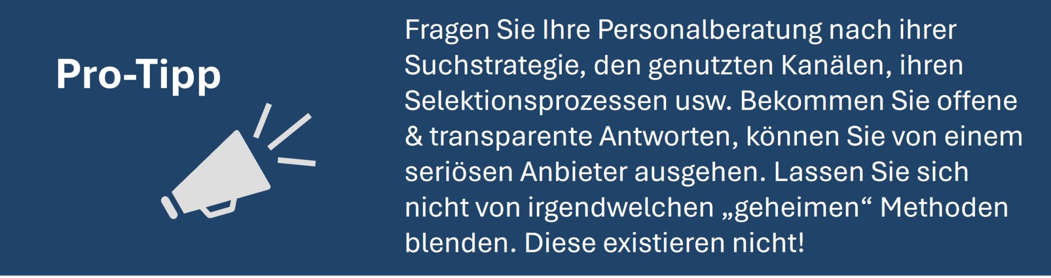 Grafik mit einem Megafon-Symbol und der Überschrift 'Pro-Tipp' auf blauem Hintergrund, die dazu rät, Personalberatungen nach ihrer Suchstrategie, genutzten Kanälen und Selektionsprozessen zu fragen und auf transparente Antworten zu achten, um seriöse Anbieter zu erkennen.