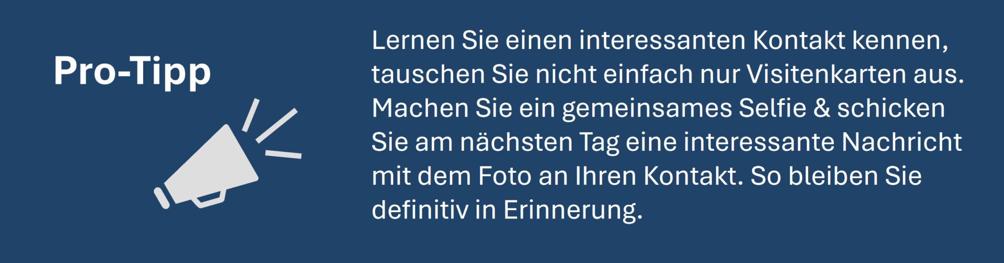 Grafik mit viertem Pro-Tipp für Recruiting in Mainz: Lernen Sie einen interessanten Kontakt kennen, tauschen Sie nicht nur Visitenkarten aus, sondern machen Sie ein gemeinsames Selfie und senden Sie am nächsten Tag eine interessante Nachricht mit dem Foto. So bleiben Sie in Erinnerung. Links daneben ein Megafon-Symbol.