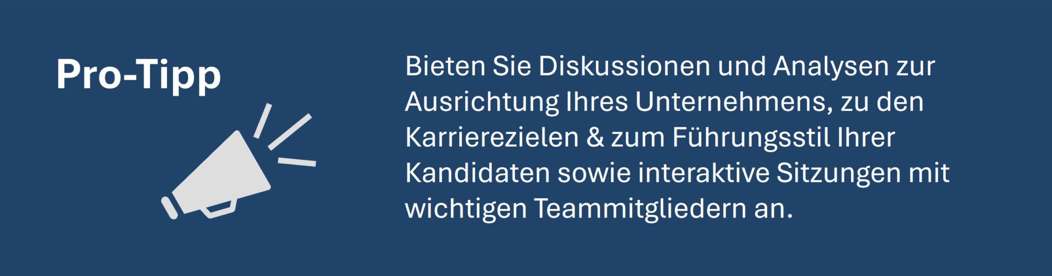 Grafik mit zweitem Pro-Tipp für Recruiting in Mainz: Bieten Sie Diskussionen und Analysen zur Ausrichtung des Unternehmens, zu Karrierezielen und zum Führungsstil der Kandidaten sowie interaktive Sitzungen mit wichtigen Teammitgliedern an. Links daneben ein Megafon-Symbol.