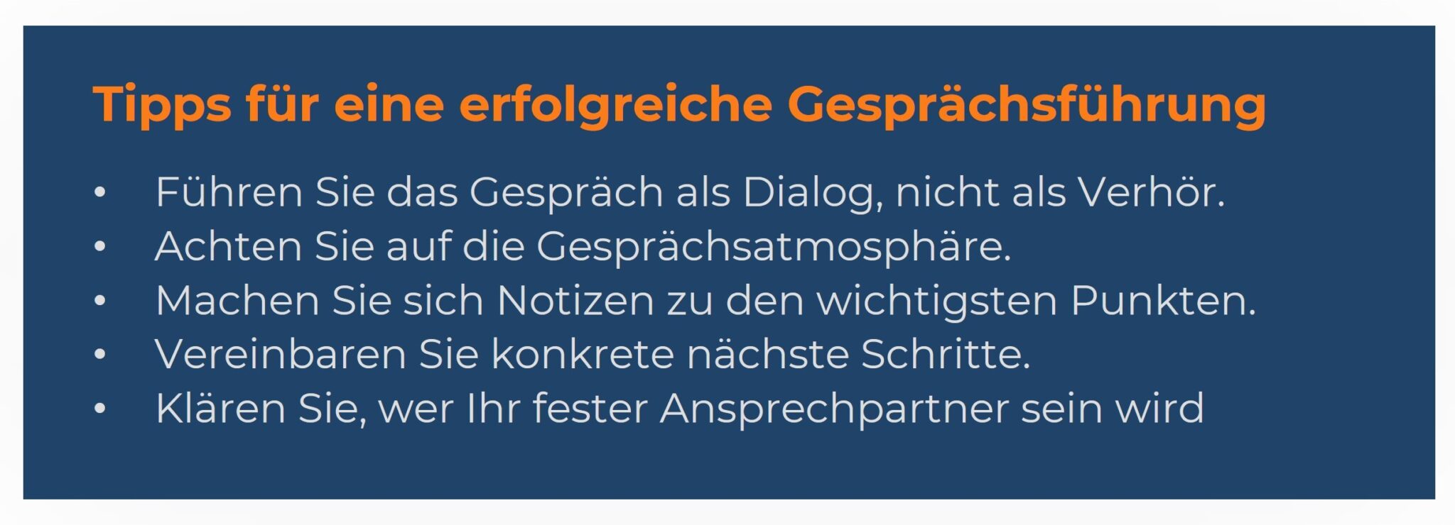 Infografik mit Tipps für eine erfolgreiche Gesprächsführung auf dunkelblauem Hintergrund mit orangefarbener Überschrift: 1. Führen Sie das Gespräch als Dialog, nicht als Verhör. 2. Achten Sie auf die Gesprächsatmosphäre. 3. Machen Sie sich Notizen zu den wichtigsten Punkten. 4. Vereinbaren Sie konkrete nächste Schritte. 5. Klären Sie, wer Ihr fester Ansprechpartner sein wird.