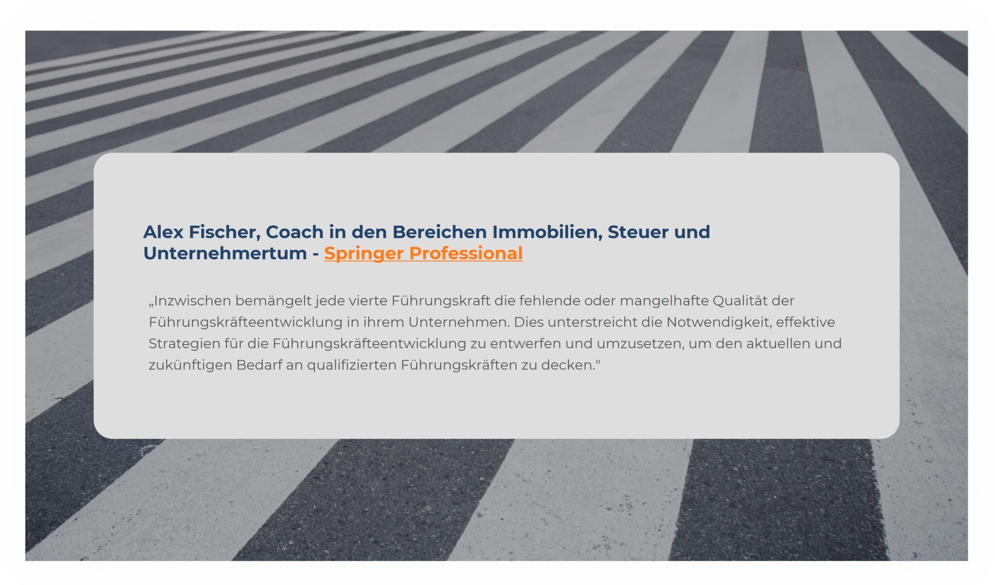 Führungskräftemangel: Textausschnitt über Alex Fischer und mangelnde Führungskräfteentwicklung in Unternehmen.