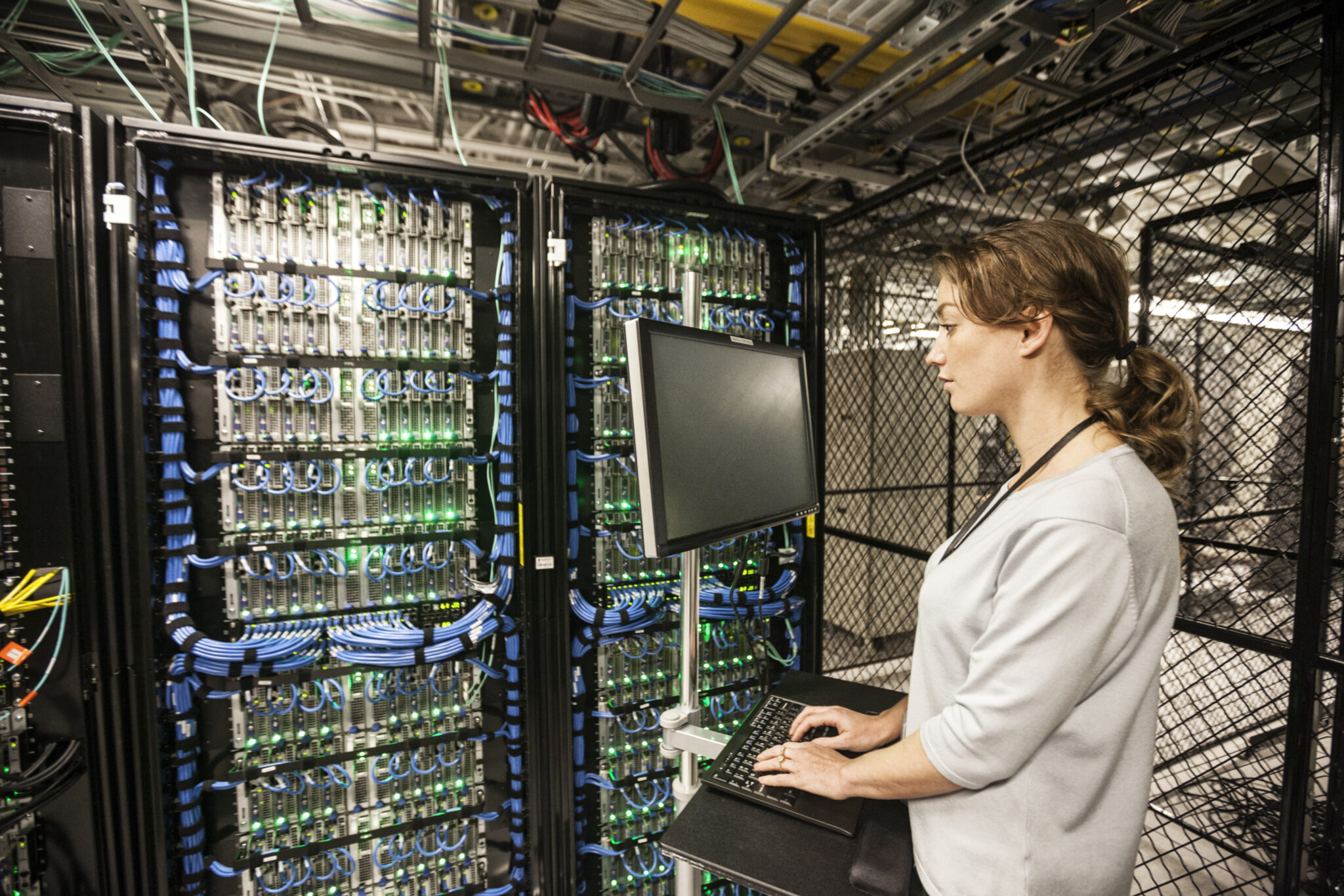 Technikerin arbeitet an Servern in einem modernen Rechenzentrum.