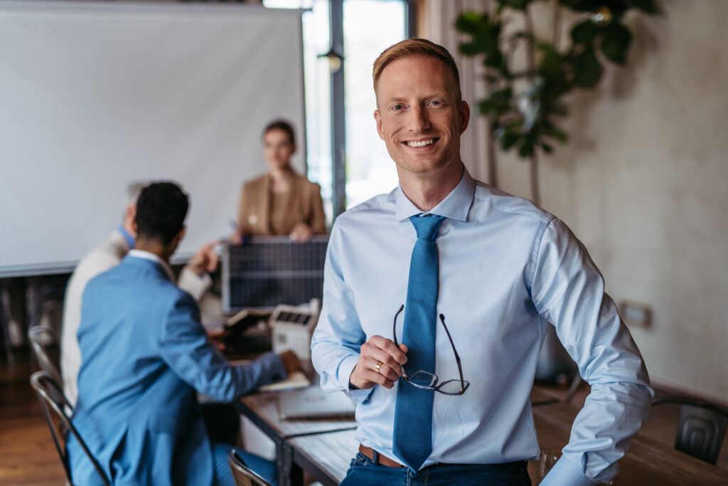 Ein freundlicher ESG-Manager blickt zuversichtlich in die Zukunft.