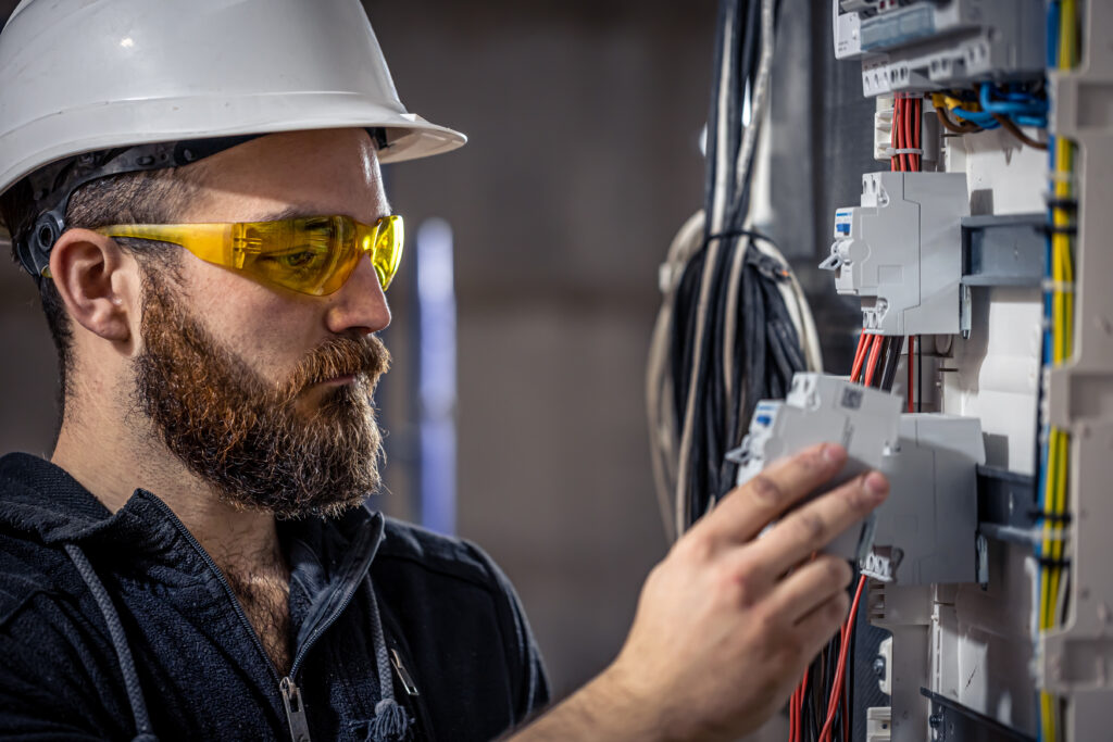 Foto: Elektroinstallateur bei der Arbeit: Personalberatung für Elektrotechnik hilft, qualifizierte Fachkräfte zu finden.