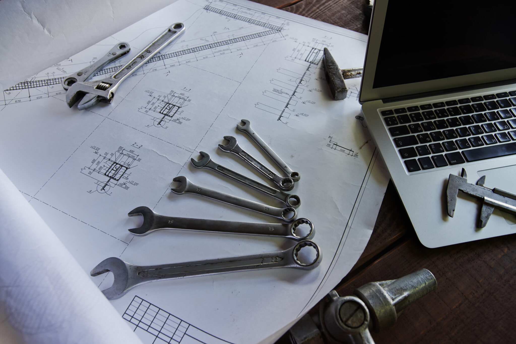 Werkzeuge und Baupläne auf einem Schreibtisch. Diagrammart: Fotografie.