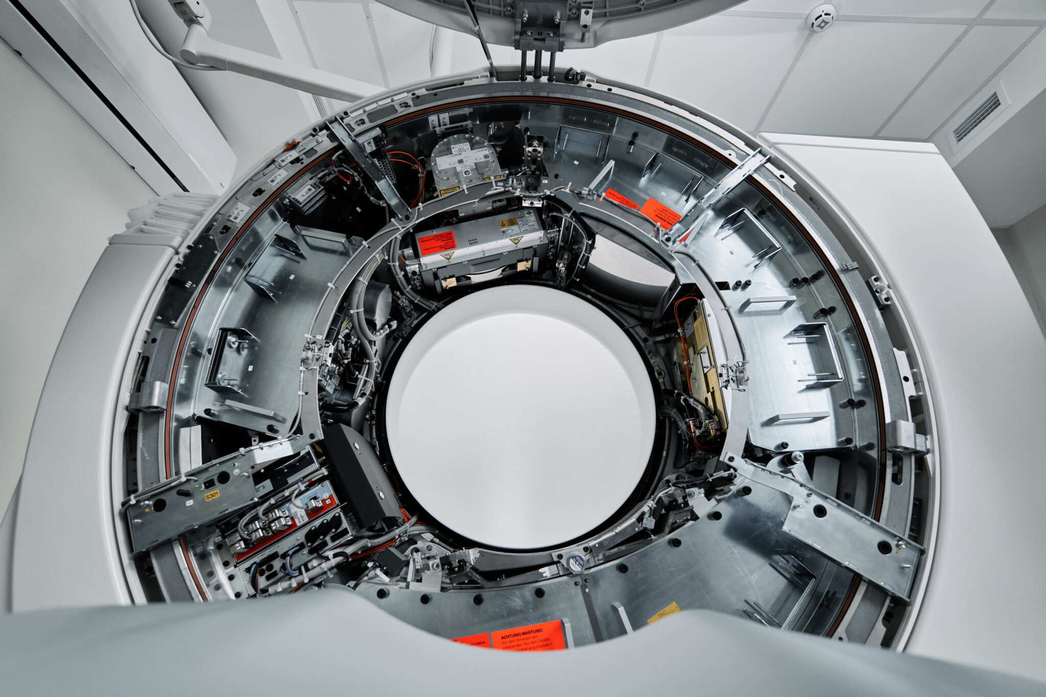 Eine Nahaufnahme des Inneren eines Magnetresonanztomographen (MRT), mit abgenommener Verkleidung.