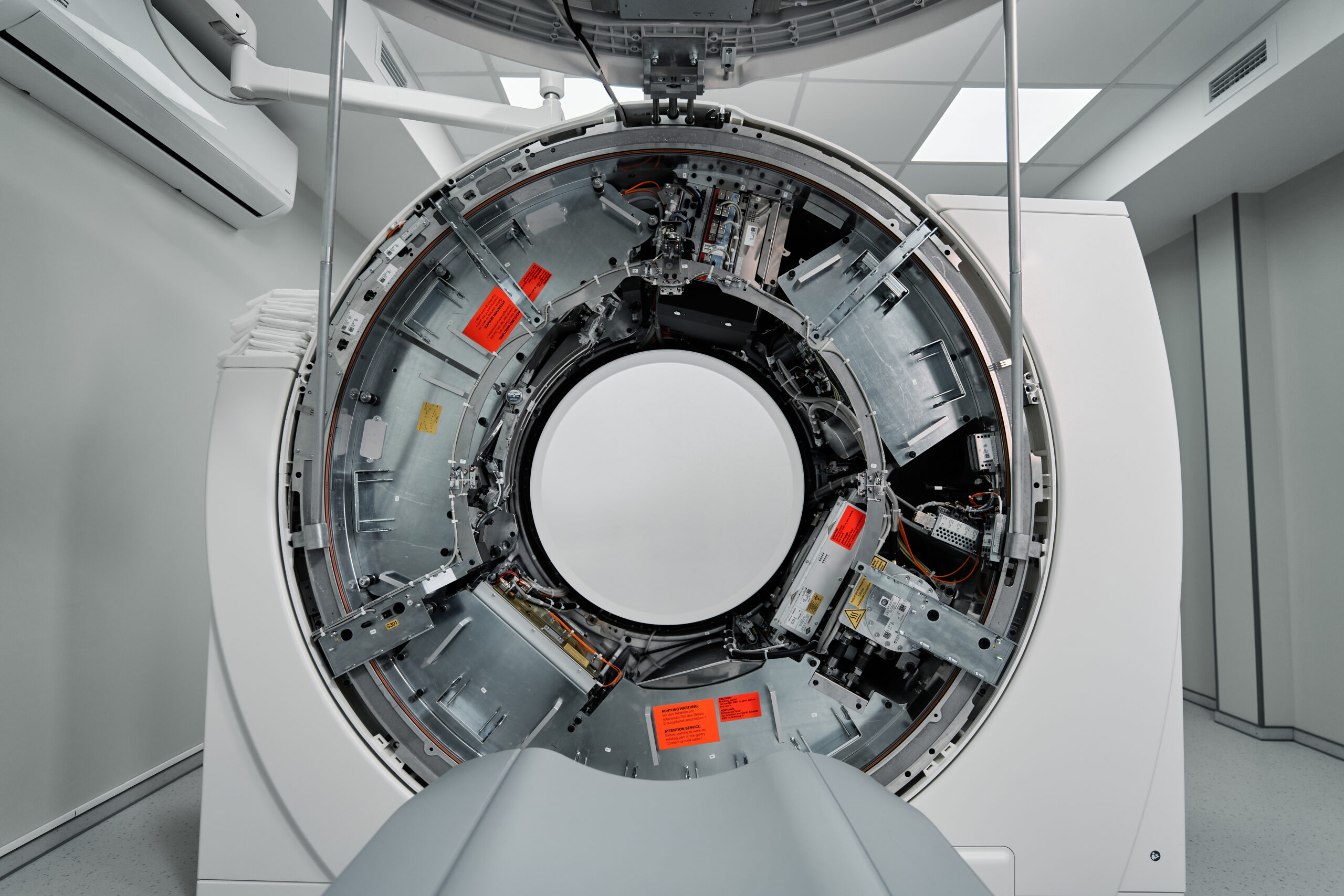 Nahaufnahme: Blick in die offene Gantry eines Computertomographen (CT-Gerät) oder MRT-Scanners.