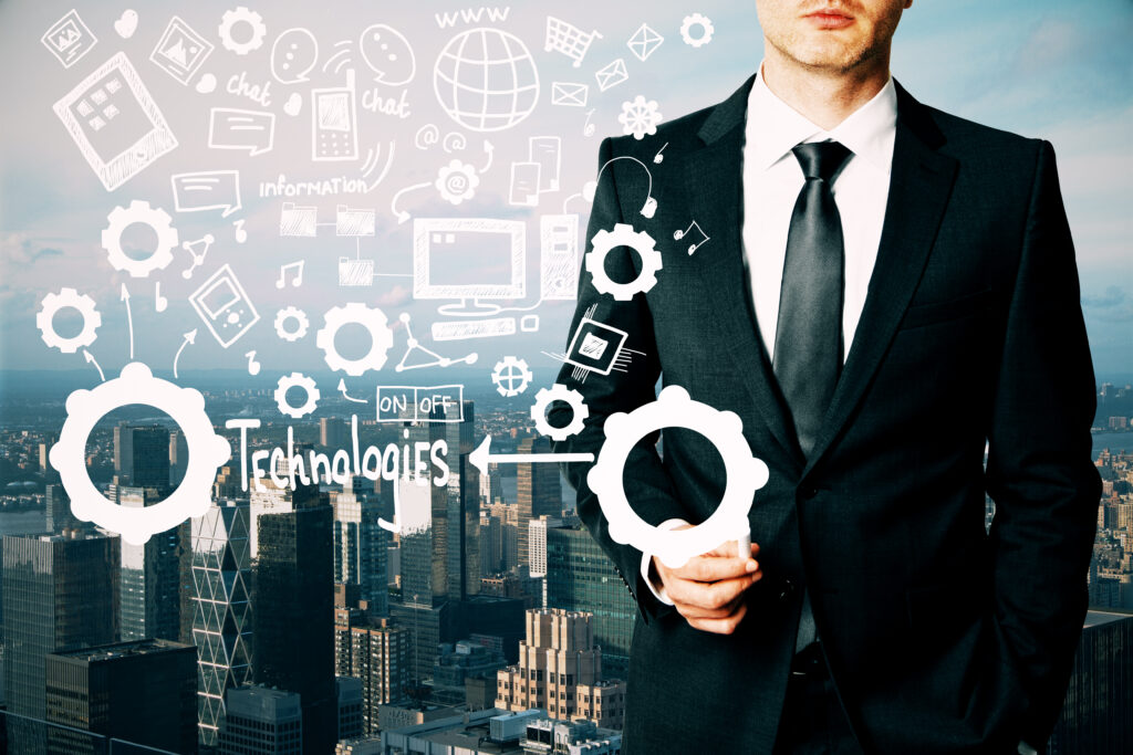 IT-Leiter im öffentlichen Sektor vor Skyline mit Icons zu bevorstehenden Aufgaben