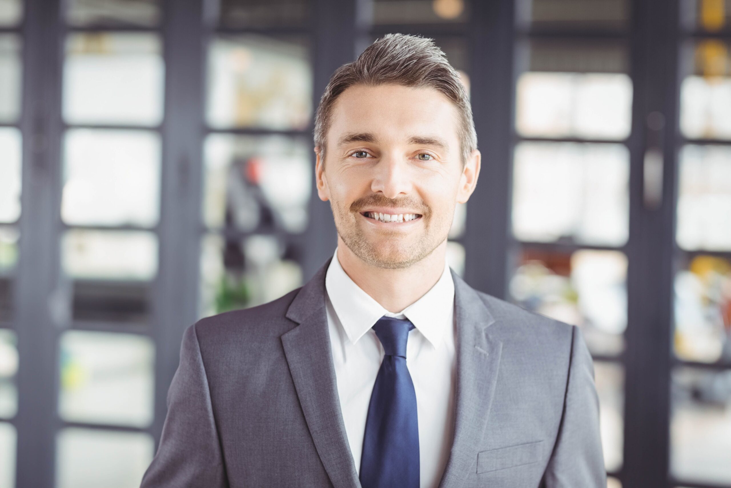 Head of Sales in München vor Büro