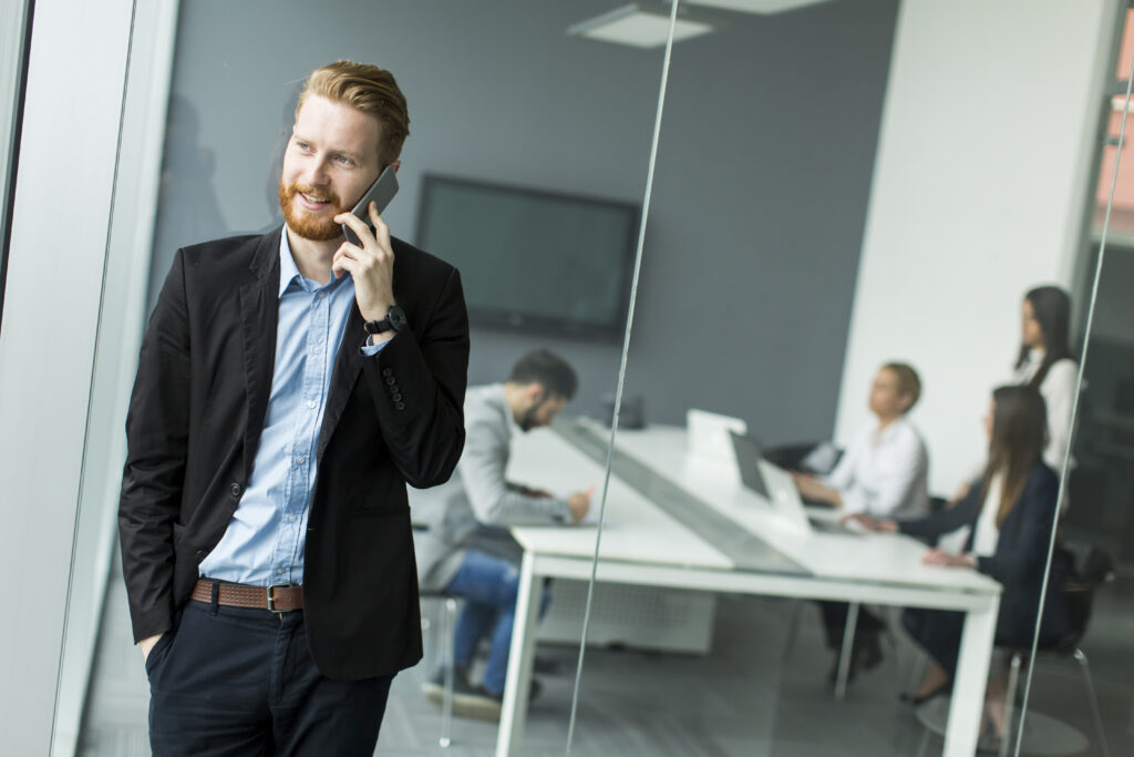 Junger Referatsleitung IT vorm Büro