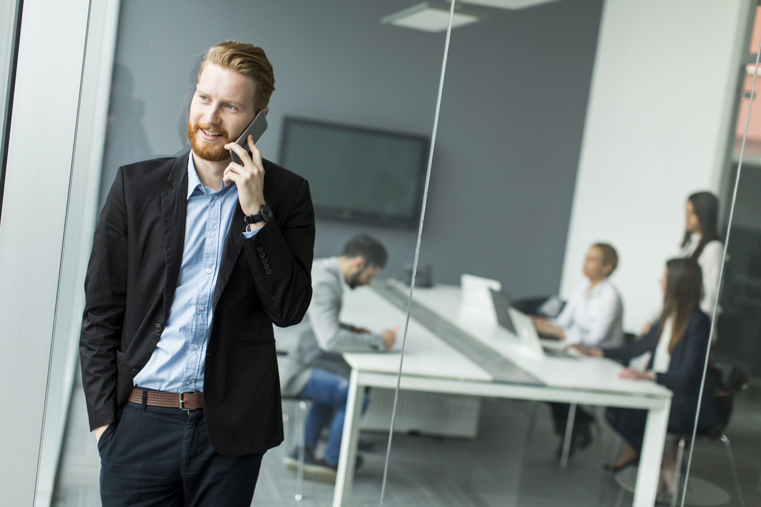 Junger Referatsleitung IT vorm Büro