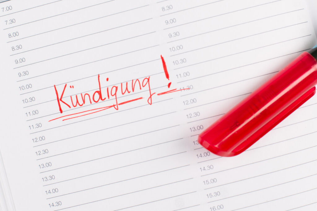Symbolbild für Fluktuation: Kündigung in roten Buchstaben in einem Kalender