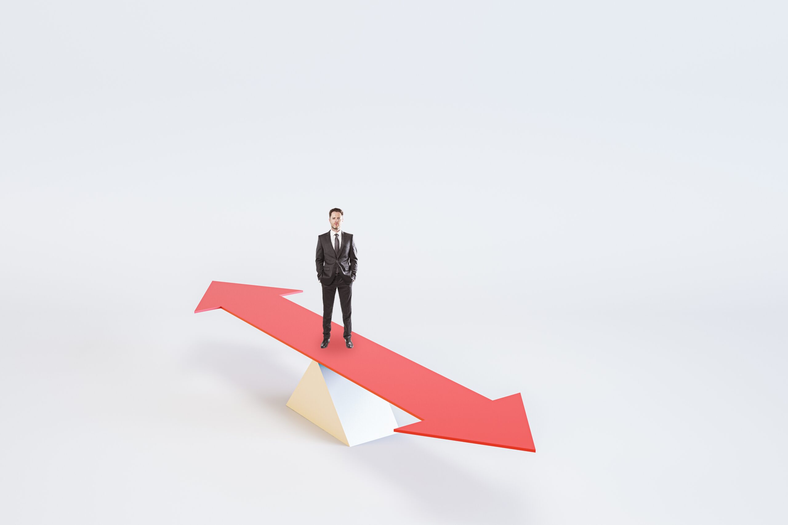 Symbolbild für Vertriebsmodelle im Sales: Vertriebler mittig auf Waage, was die klassische Wahl zwischen Gehaltsmodellen symbolisiert