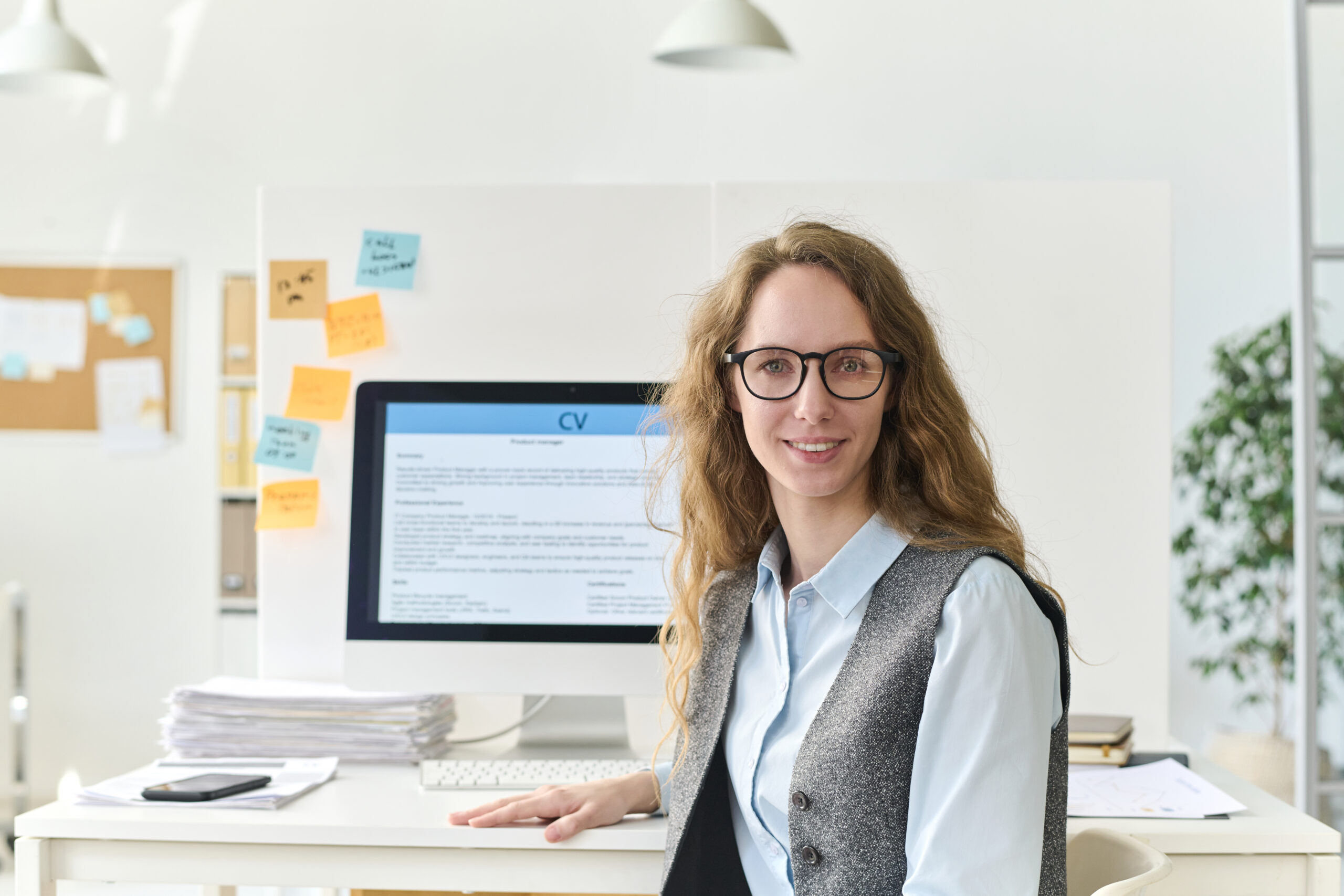 Junge Beamtin am Schreibtisch in einem modernen Büro