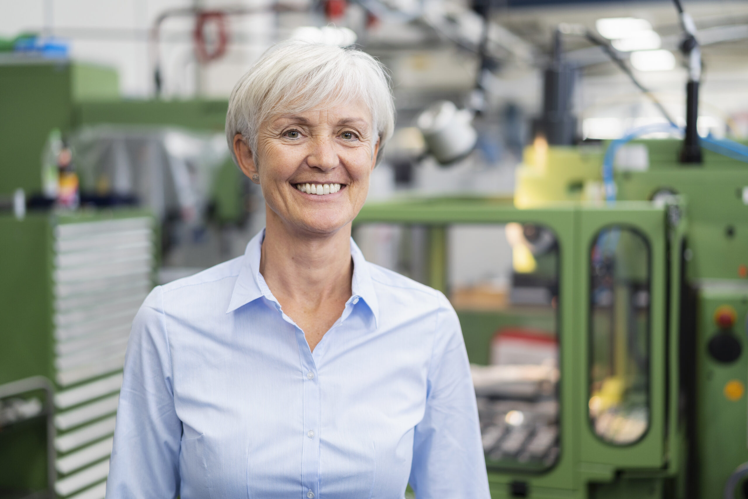 Ältere Unterehmerin in einer Fabrik
