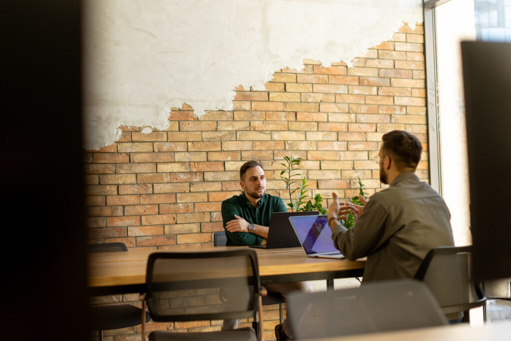 Entwicklungsgespräch zwischen Führungskraft und Mitarbeiter in einem modernen Büro