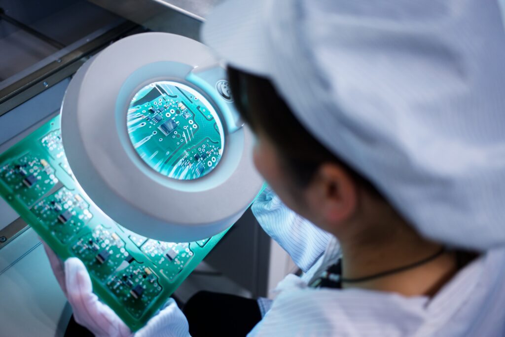 Mitarbeiterin in einer Mikrochip-Fabrik