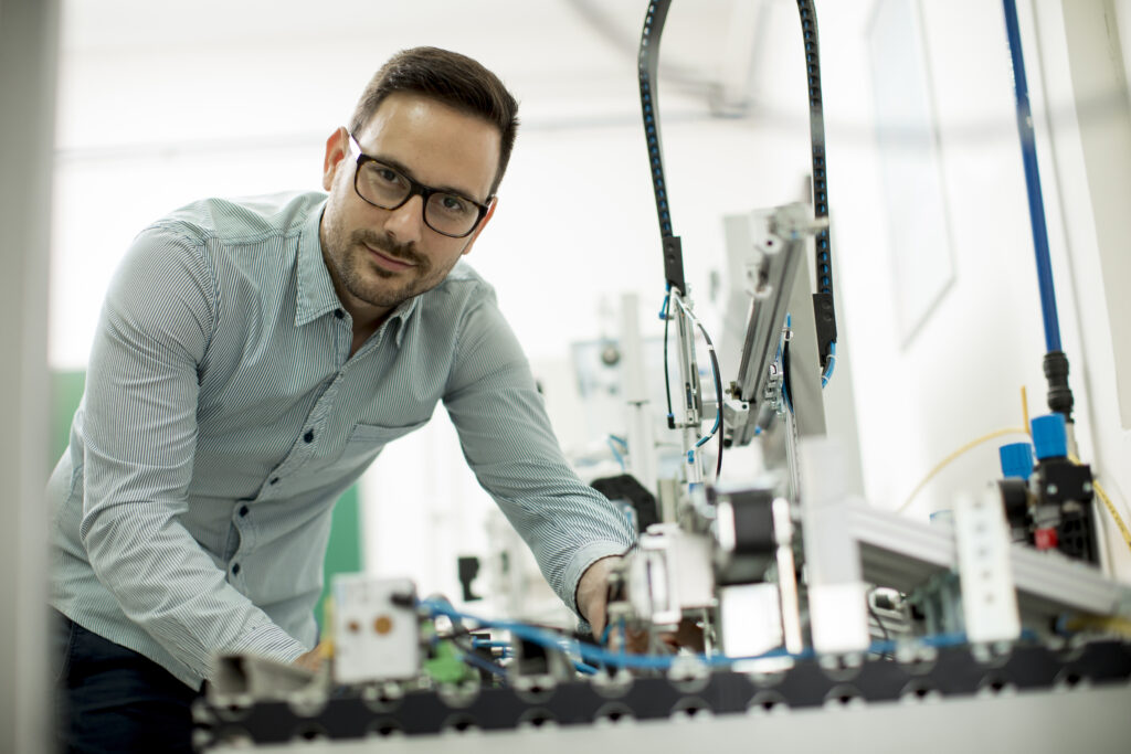Junge Führungsraft Elektrotechnik