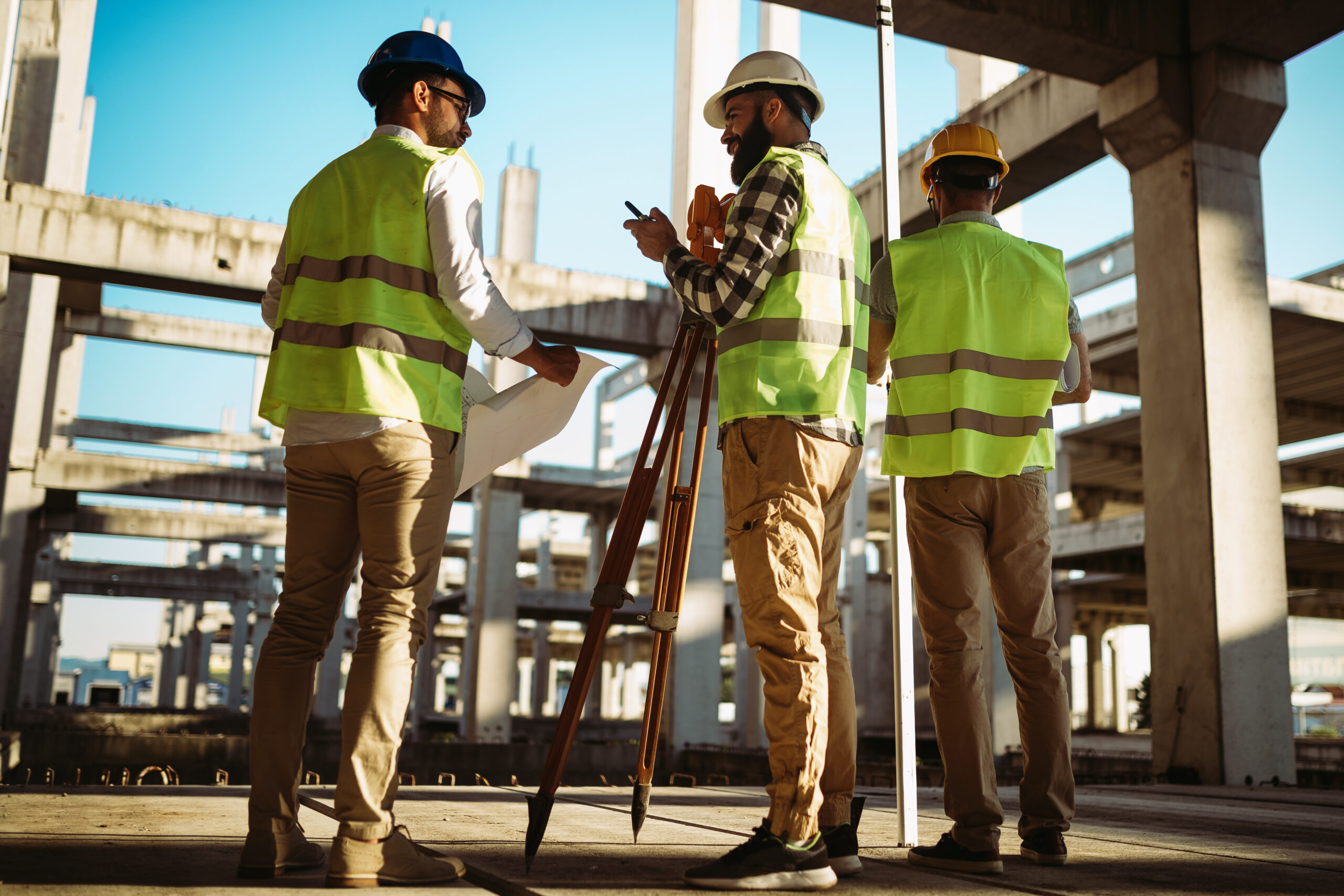Polier mit Team auf Baustelle