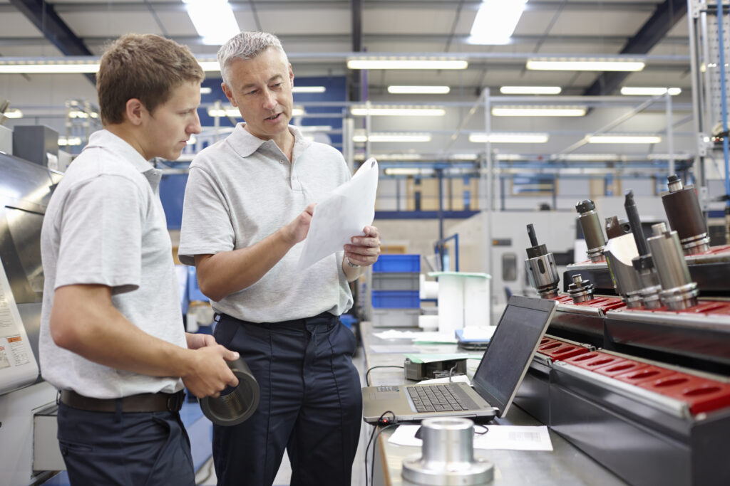 Prozessingenieur in moderner Halle