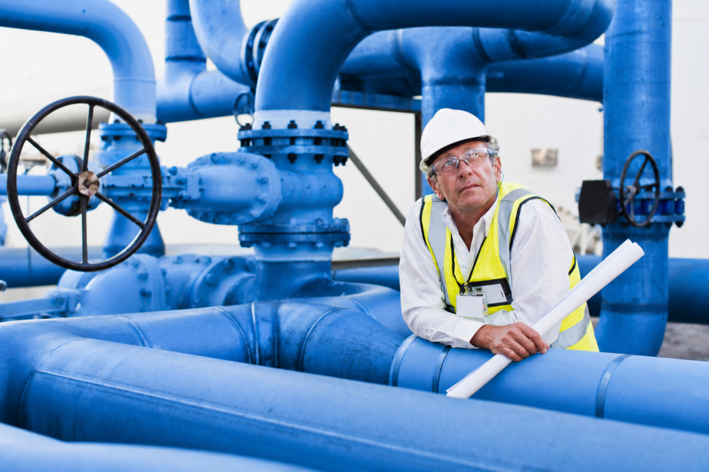 Älterer Wassermeister bei der Arbeit